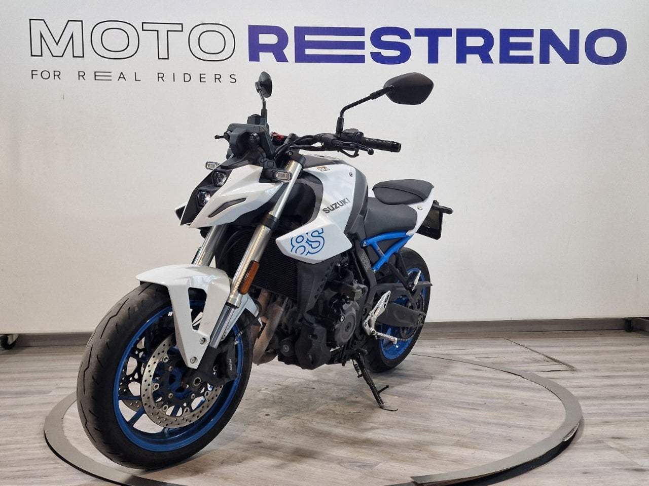 Ver moto SUZUKI GSX-8SVersión 2023