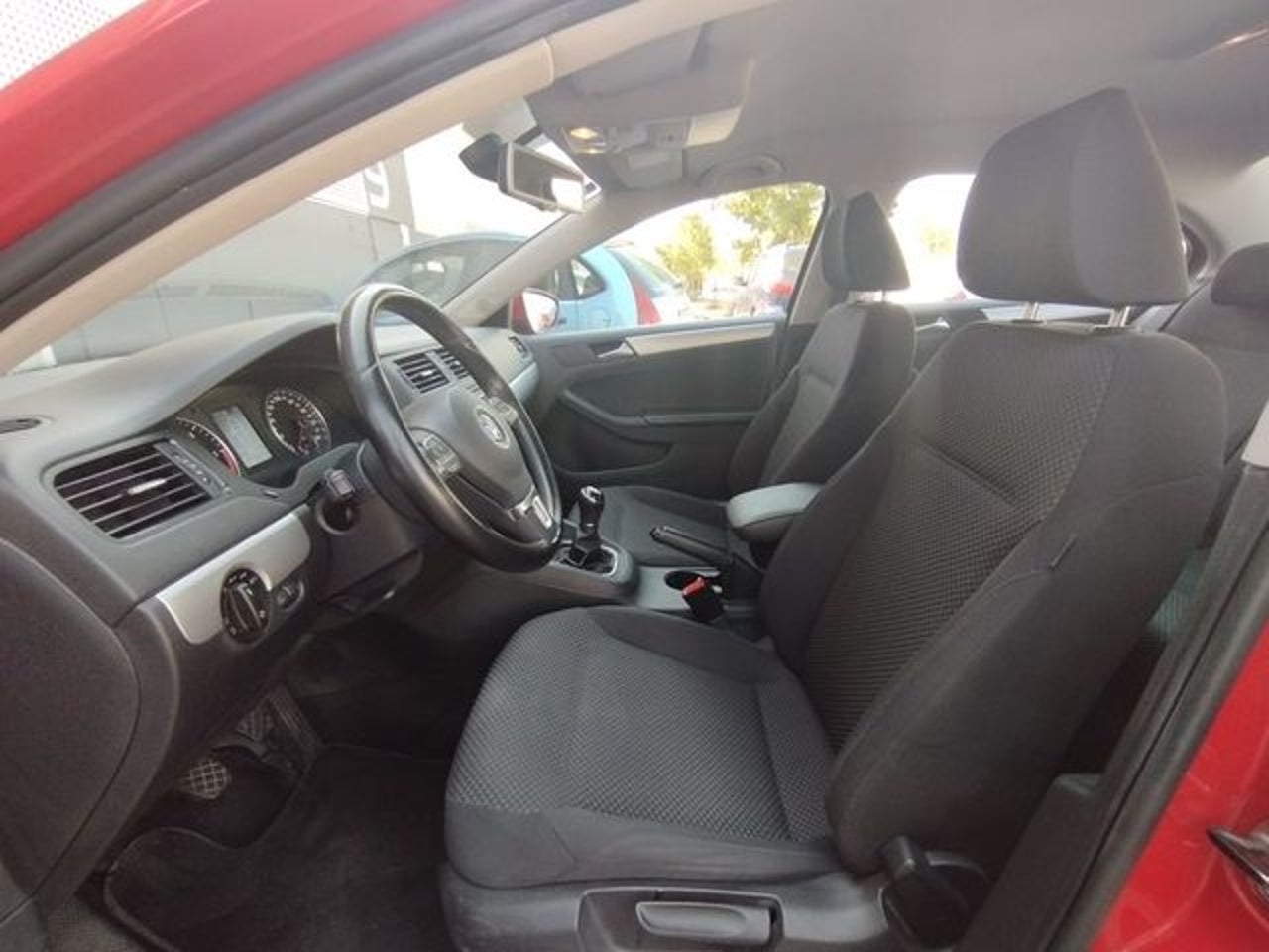 VOLKSWAGEN Jetta