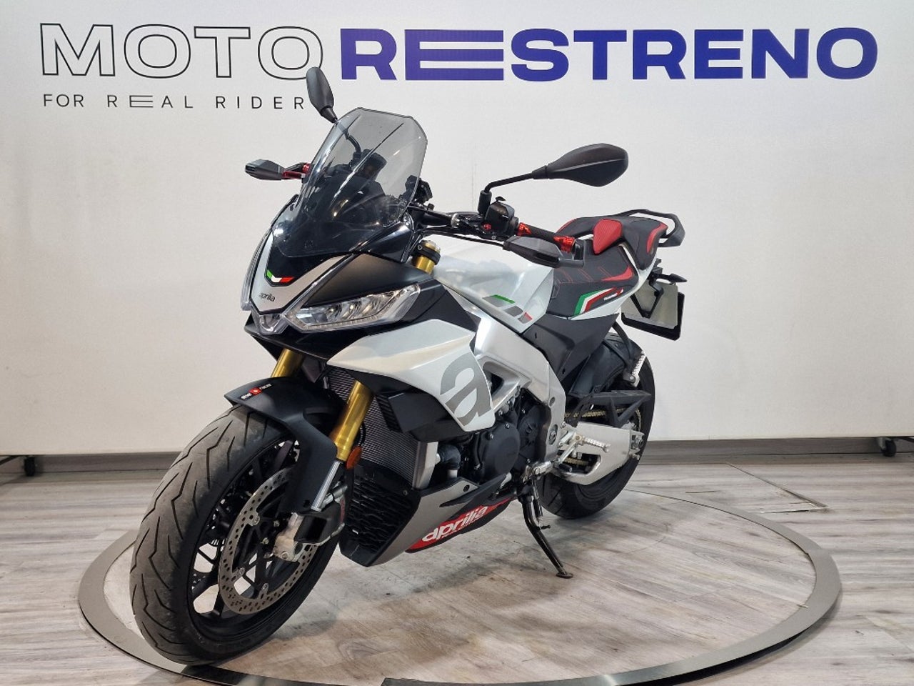 Ver moto APRILIA TUONO V4 1100