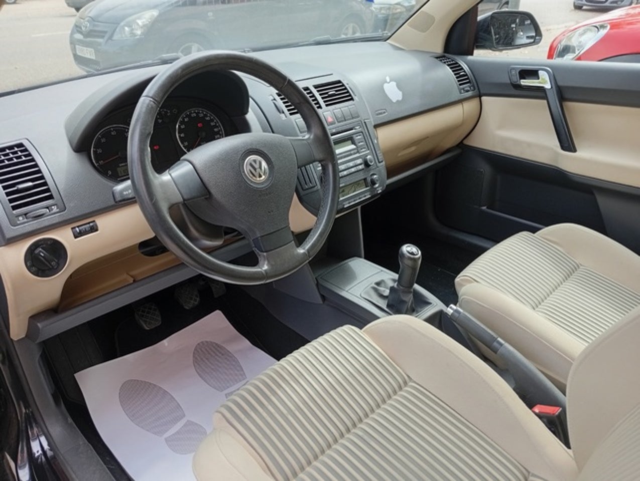 VOLKSWAGEN Polo
