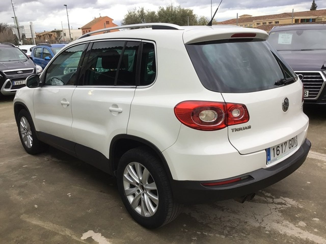 VOLKSWAGEN Tiguan