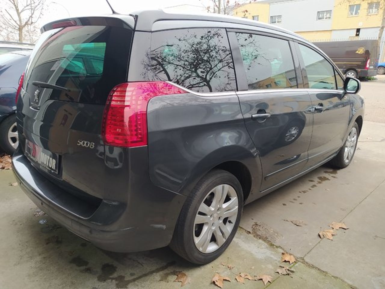 PEUGEOT 5008