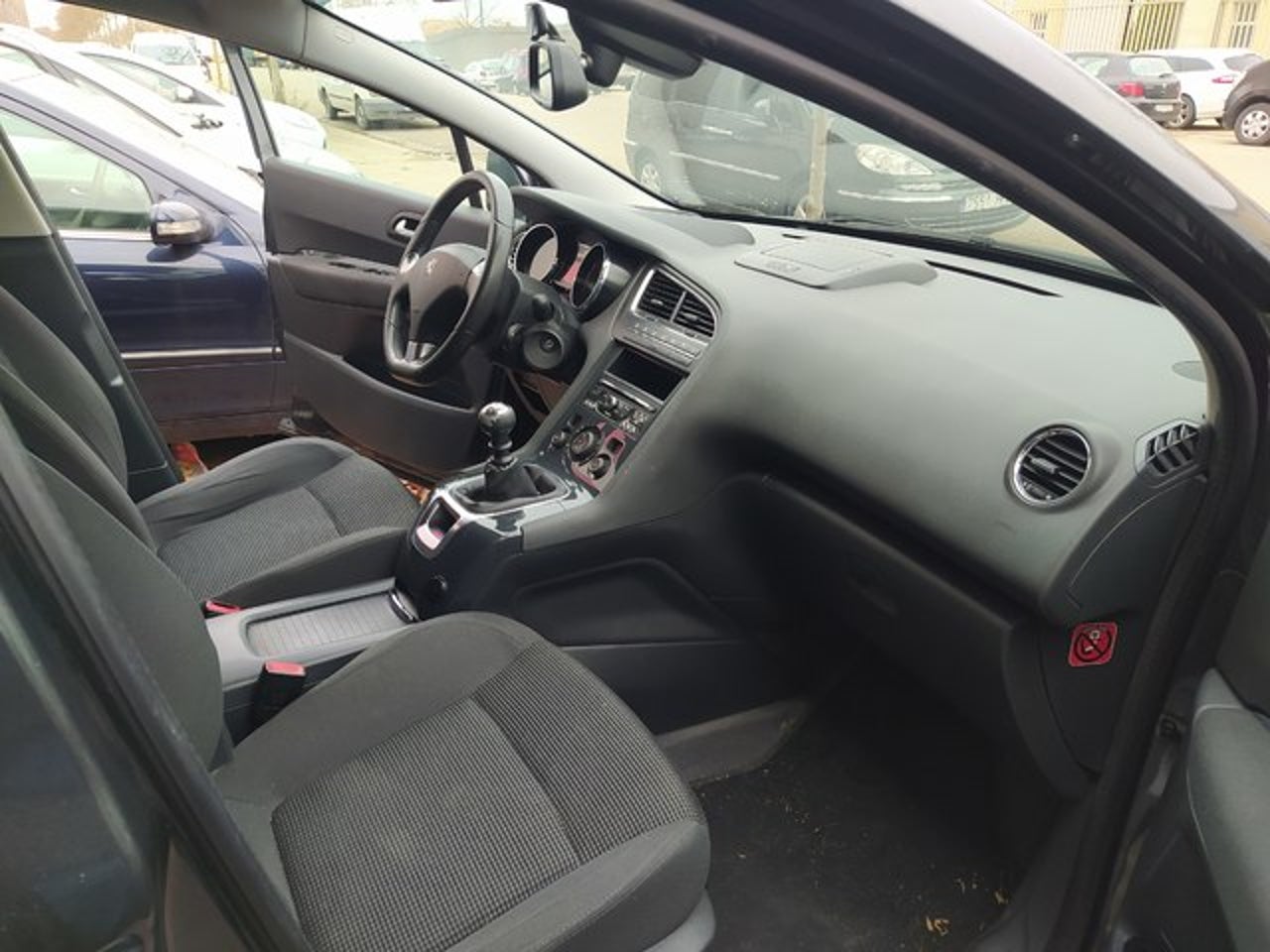 PEUGEOT 5008