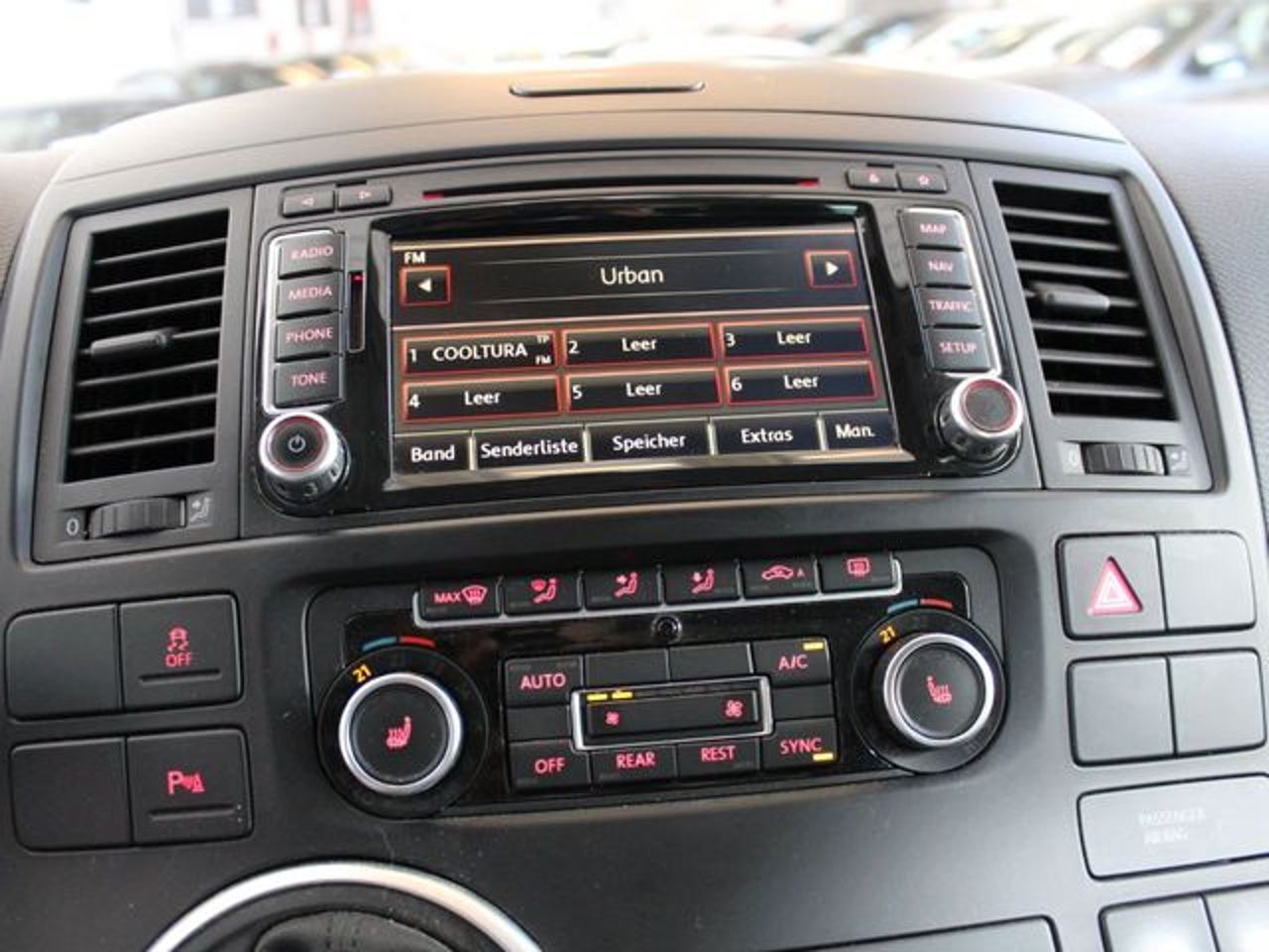 VOLKSWAGEN Multivan