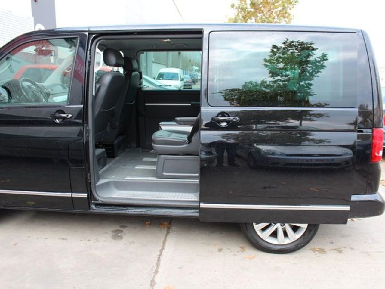 VOLKSWAGEN Multivan